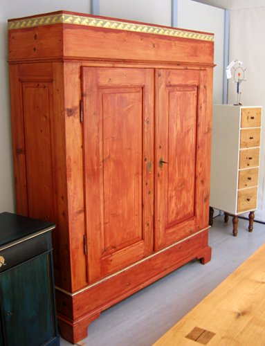 Schrank in rot mit Bordüre